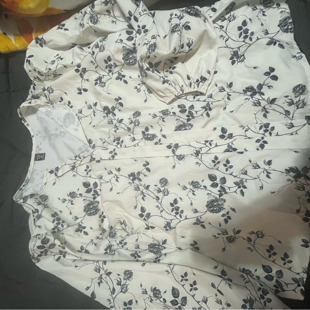 SHEIN Monochrome Floral Top